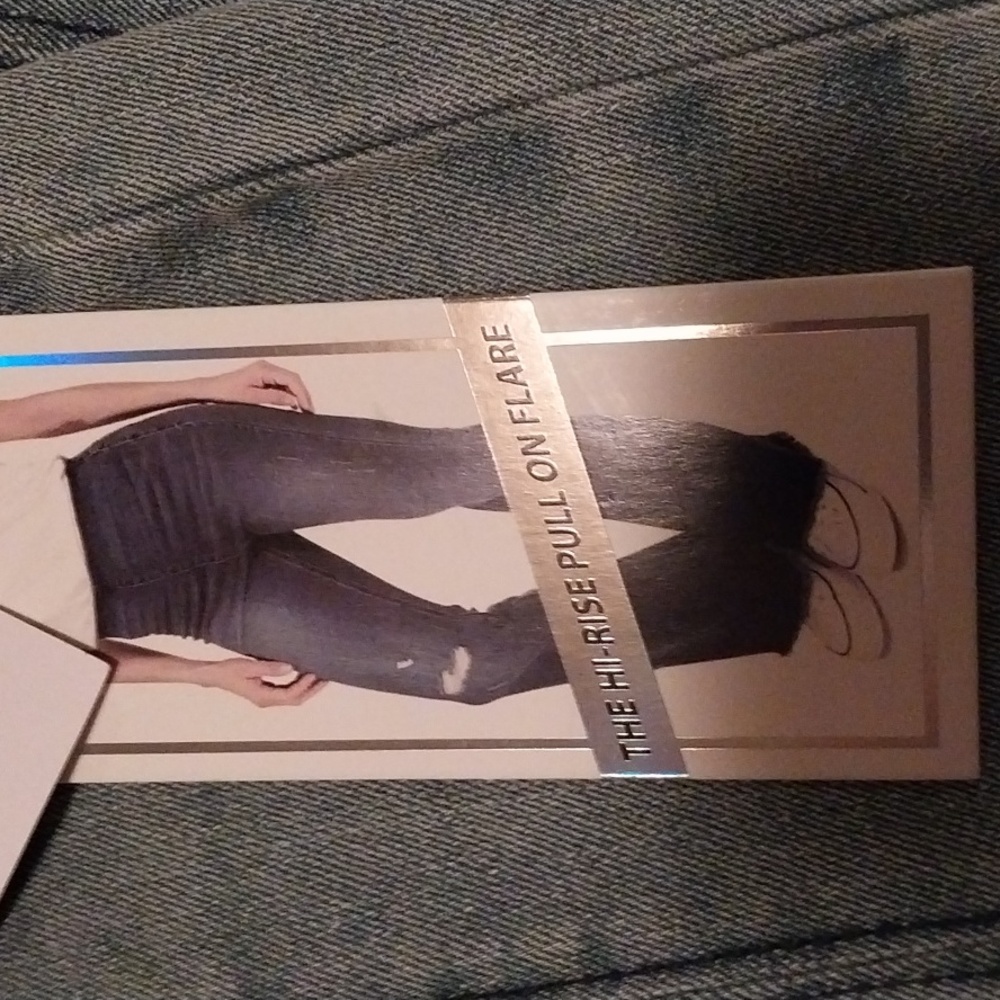 Juniors Tinseltown pull on flare jeans. Size small NWT